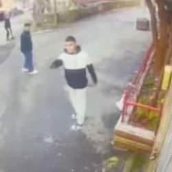 Sarıyer'de kuaf&ouml;rde başına &ccedil;izik atan arkadaşına defalarca ateş etti! O anlar kamerada
