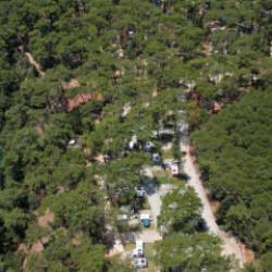 Şehrin mavisinde doğa ile iç içe: Karavan, çadır ve taş ev…