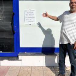 Sıcaklardan bunalan adamın iş yerine astığı not güldürdü!