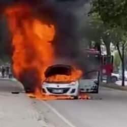 Alev alan otomobilden geriye hurda yığını kaldı