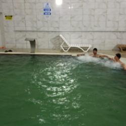 Bu keyif sıcak dinlemiyor! İnsanları resmen çamura gömüyorlar