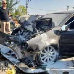 Beton direğe &ccedil;arpan otomobil hurdaya d&ouml;nd&uuml;