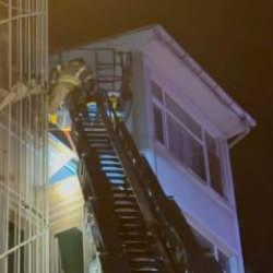 Beyoğlu'nda eğlence mekanının çatısında korkutan yangın