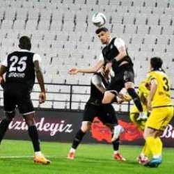 Birinci Lig ekibi iki araba dolusu adamı tek seferde transfer etti