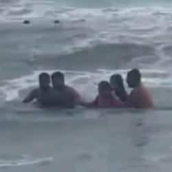 Boğulma tehlikesi yaşayan 2 kız çocuğunun dalgalarla zorlu mücadelesi kamerada