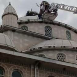 Cami kubbesinde ayağı sıkışan leylek kurtarıldı