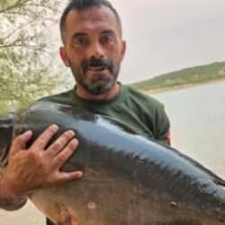 Devasa balığı oltayla yakaladı, kendisi bile kilosuna inanamadı