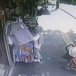 Dikkatsiz annenin unuttuğu bebek, arabası ile birlikte kaldırımdan aşağı d&uuml;şt&uuml;