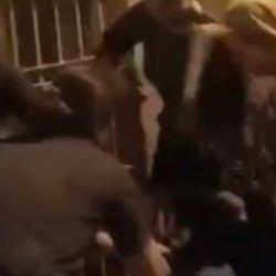 Dört kadın eline aldığı sopalarla başka kadına saldırdı