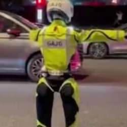 Görenler bir daha baktı! Tarihte ilk: Robot polis resmen göreve başladı!