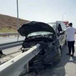 Havalimanı yolunda korkunç kaza: Bariyer ok gibi saplandı