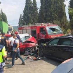 İki otomobil kafa kafaya çarpıştı: 1 ölü, 7 yaralı!