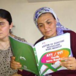 İlkokul mezunu annenin &ccedil;alıştırdığı g&ouml;rme engelli kızı, ilk 10 bine girdi