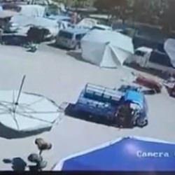 İzmir'de pazar şemsiyesi hamile kadın ve &ccedil;ocuğunun &uuml;zerine d&uuml;şt&uuml;