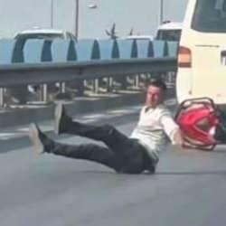 Kaza geliyorum dedi! Önce şeritten çıktı sonra arabaya çarptı...
