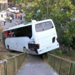  Maltepe'de servis otob&uuml;s&uuml; şarampole u&ccedil;tu
