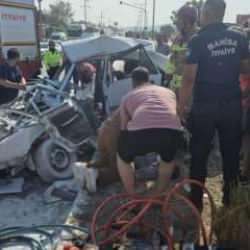 Manisa'da otobüs önüne çıkan aracı biçti: 2 ölü