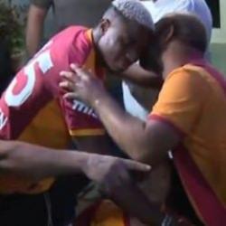 Osimhen ayağının tozuyla gönülleri fethetti! Engelli taraftara jest