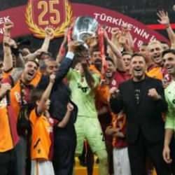 Şampiyonluk kadrosundaydı, milli futbolcu Galatasaray'a veda ediyor