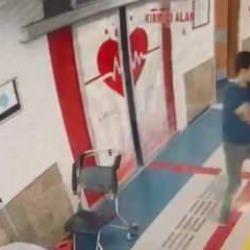 Şanlıurfa&rsquo;da acil servise giren bir kişi doktor ve g&uuml;venlik g&ouml;revlisini bı&ccedil;akladı