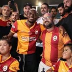 Tarih yazıldı! Osimhen'in iki aylık maaşını taraftar çıkardı