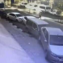 Sultanbeyli&rsquo;de yokuş aşağı kayan tır, 5 araca &ccedil;arparak durabildi