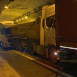 TEM Otoyolu'nda hafriyat kamyonu ile 3 tır zincirleme kazaya karıştı: 2 yaralı