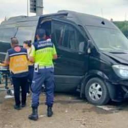 Ünlü şarkıcı Çağan Şengül konsere giderken kaza yaptı