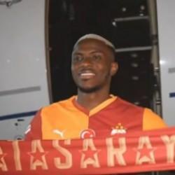 Victor Osimhen İstanbul'a geldi! Binlerce taraftar karşıladı
