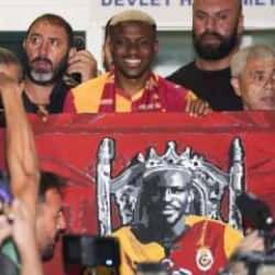 Victor Osimhen İstanbul'a geldi! Binlerce taraftar karşıladı