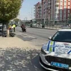 Motosiklet, bisiklete ve ağaca çarptı: 2 ölü