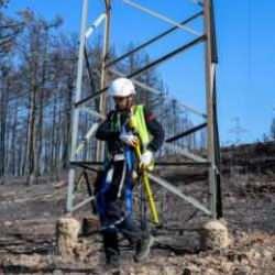 Yangın bölgesinde enerji hatlarının onarımı başladı