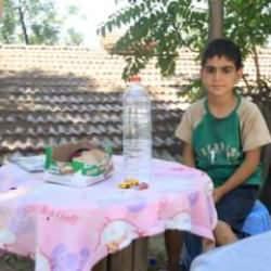 Yaşı küçük diye sanayiye alınmadı, astığı pankartla yüzleri güldürdü