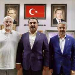 Yeniden Refah'ta bir istifa daha! Yeni partisinin rozetini taktı