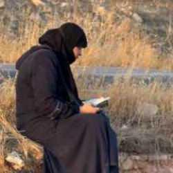 Takla atan araçtan çıkan kadın, yol kenarına oturarak Kur'an-ı Kerim okudu