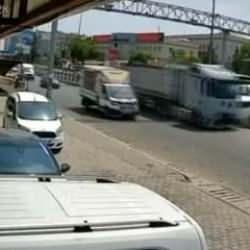 Adana’da tır ile otomobilin çarpıştığı kaza güvenlik kamerasında