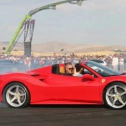 Belediye başkanı Ferrari'yle drift şov yaptı...
