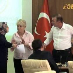 Belediye meclisinde skandal olay! CHP'li sözcü, AK Partili kadın üyenin üzerine yürüdü!
