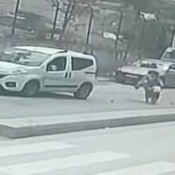 Bir anlık refleksi ile &ccedil;ocuğun canını kurtardı: Park halindeki arabaya &ccedil;arptı