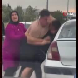 Bir yol verme kavgası daha! Vatandaşlar tarafları zor ayırdı