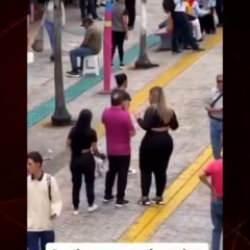 Caddede yürüyenleri ayaküstü dolandırdılar! İnanılmaz görüntüler