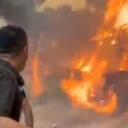 Çanakkale'de itfaiyenin zor anları! Alevler aracı sardı, canlarını  koşarak kurtardılar