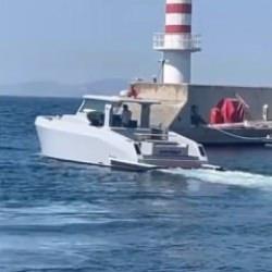 Denizde teknesi par&ccedil;alanmış halde bulunan iş insanının marinadan &ccedil;ıkış anları