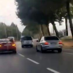 D&uuml;ğ&uuml;n konvoyunda tehlikeli ara&ccedil; kullanan s&uuml;r&uuml;c&uuml;ye 37 bin TL ceza