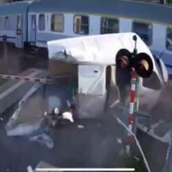Dehşete düşüren kaza! Tren minibüsü böyle parçaladı