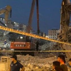 İş makinesi operat&ouml;r&uuml; yıkım sırasında binanın altında kaldı