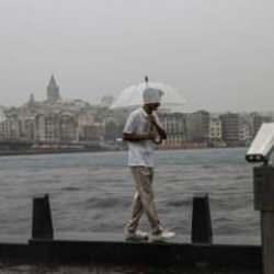 İstanbul'a sağanak ve fırtına geliyor! AKOM saat verdi: Hi&ccedil; durmadan yağacak