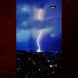 İstanbul'da şimşekler geceyi gündüze çevirdi