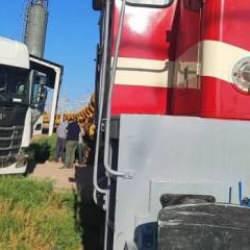 Kırıkkale'de yük treni tıra çarptı