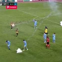 Maç sırasında futbolcuya havai fişek isabet etti!